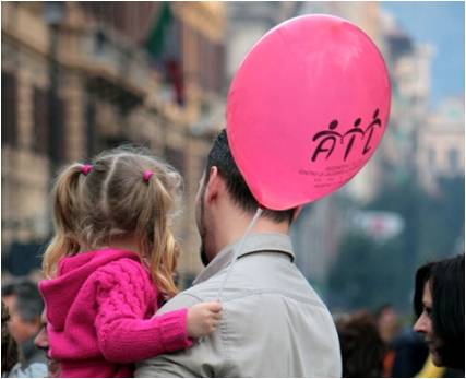 Bimba con palloncino AIL Bimba con palloncino AIL